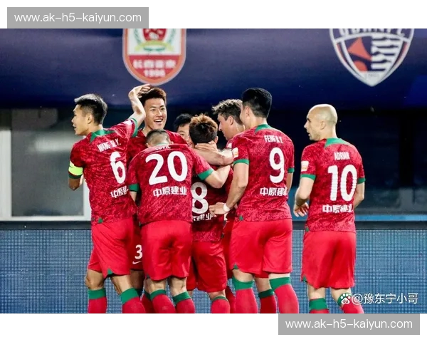 中原铁军碰撞豪门巅峰:航海体育场那一抹永不褪色的红绿记忆 中原铁军碰撞豪门巅峰:航海体育场那一抹永不褪色的红绿记忆