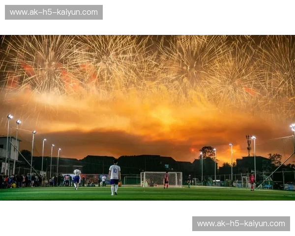 绿茵上的“冰与火之歌”：湘南比马与鸟栖砂岩的生存美学